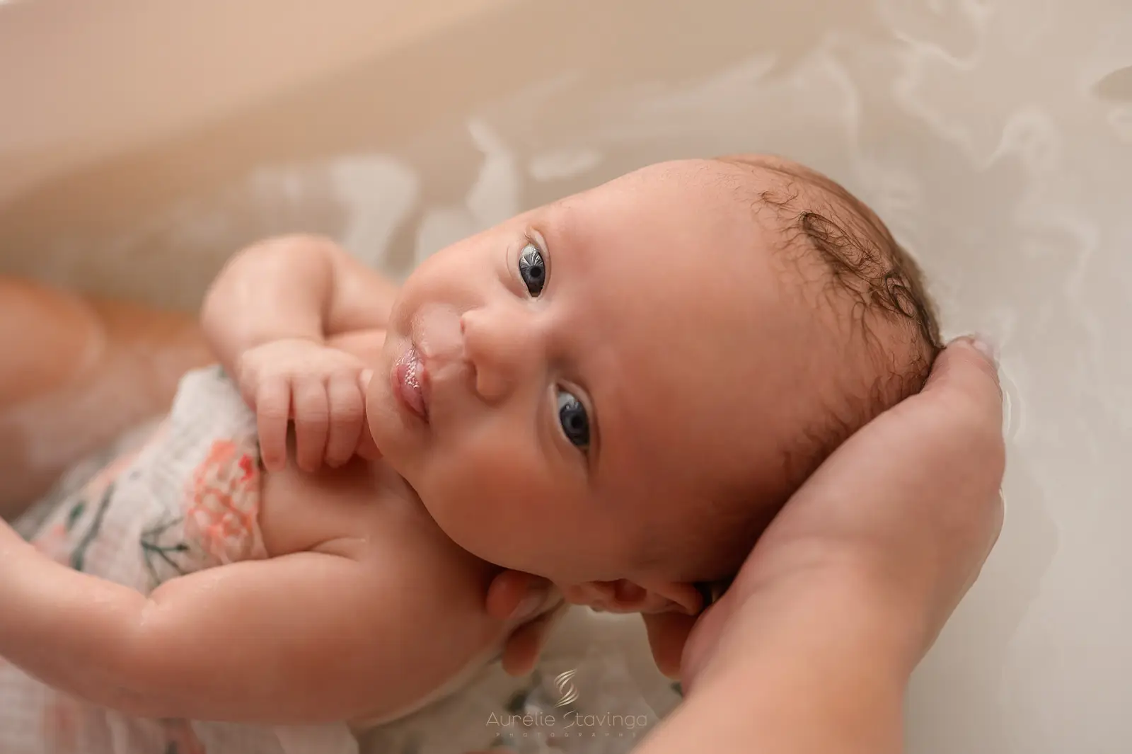 Photographe bain enveloppé bebe fleuri grenoble (5) - Aurélie Stavinga photographe Grenoble Voiron