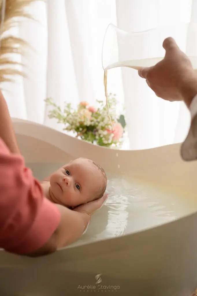 Photographe bain enveloppé bebe fleuri grenoble (6) - Aurélie Stavinga photographe Grenoble Voiron