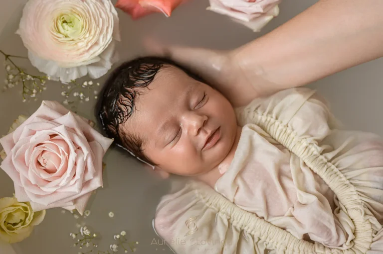 Bain enveloppé photo bébé fleurs sourire grenoble - Aurélie Stavinga photographe Grenoble Voiron