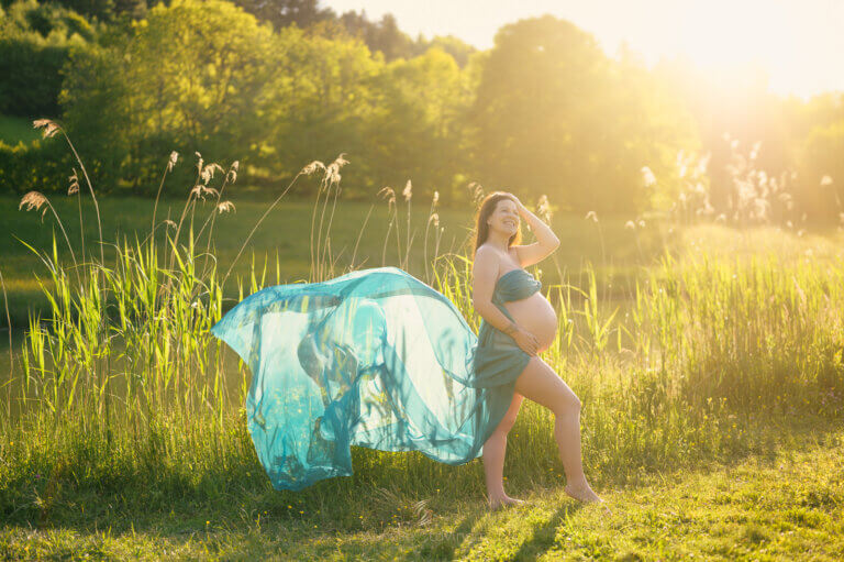 Photographe grenoble montagne chartreuse grossesse libre vent authenticite - Aurélie Stavinga photographe Grenoble Voiron