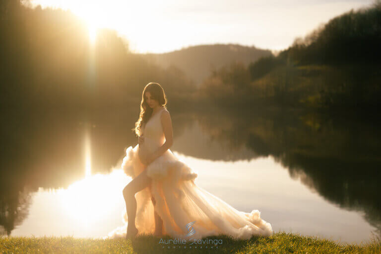 Photographe grossesse en pleine nature en extérieur Grenoble Chambéry Bourgoin Jallieu près de Voiron
