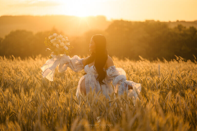 Photographe grossesse exterieur scene romantique dorée coucher de soleil chartreuse chambery - Aurélie Stavinga photographe Grenoble Voiron