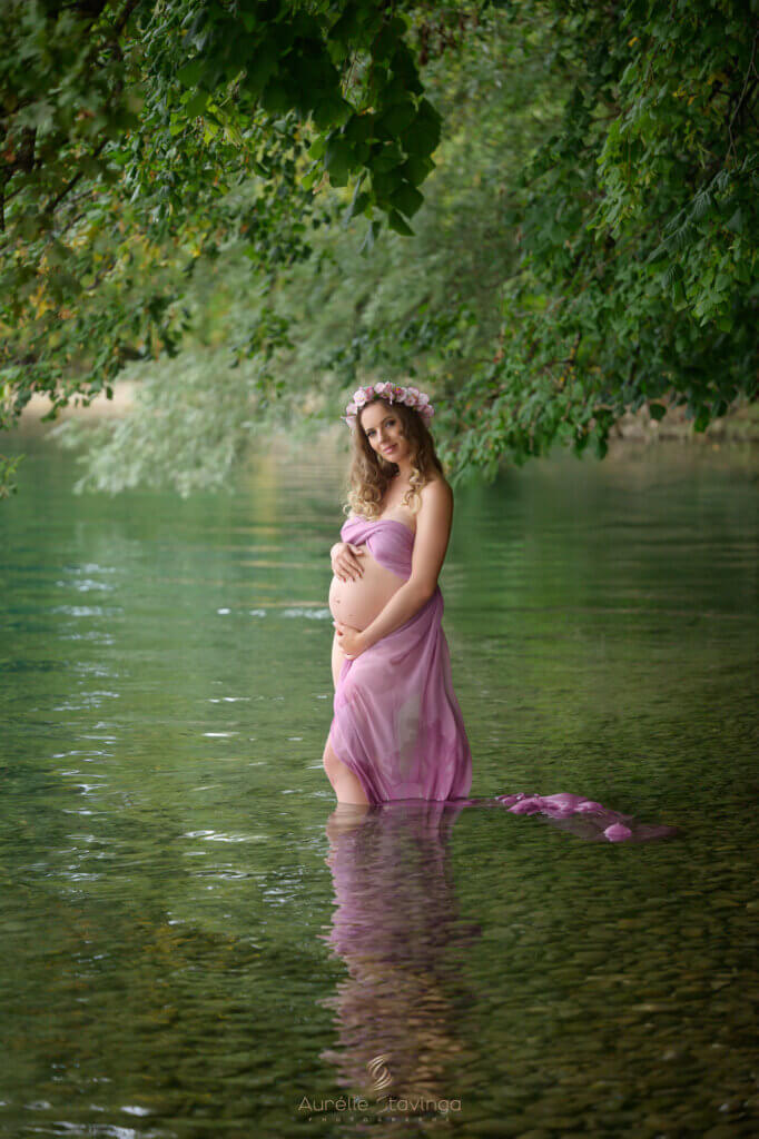 Photographe grossesse en extérieur en pleine nature près de Voiron et Grenoble