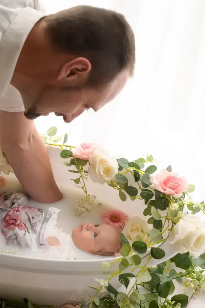 Seance photo nouveau né bain enveloppé photographié - Aurélie Stavinga photographe Grenoble Voiron
