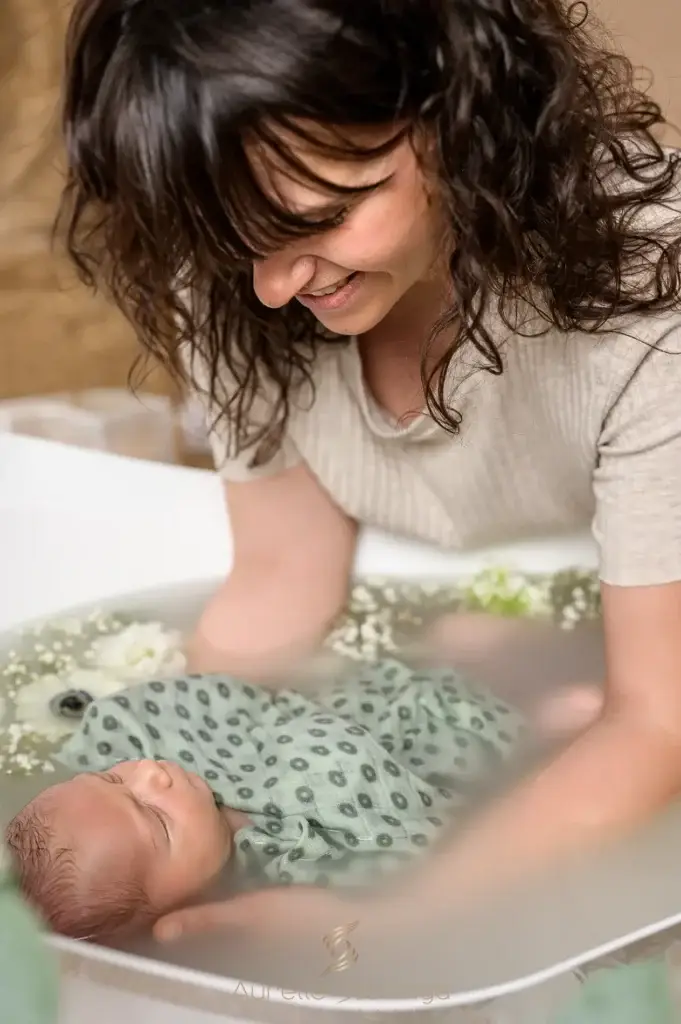 Seance photo nouveau né bain enveloppé photographié voiron - Aurélie Stavinga photographe Grenoble Voiron