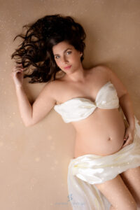 Shooting photo d&rsquo;exception grossesse studio paillette legere - Aurélie Stavinga photographe Grenoble Voiron