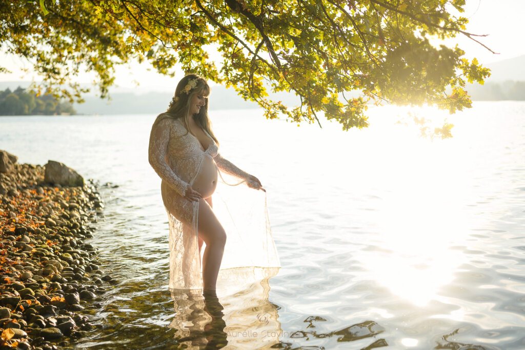 Shooting photo maternite voiron exterieur lac soleil - Aurélie Stavinga photographe Grenoble Voiron
